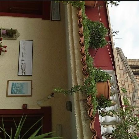 Апартаменты Aeginitiko Archontiko Aegina Экстерьер фото